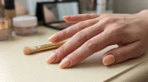 peach-nails-gold-details